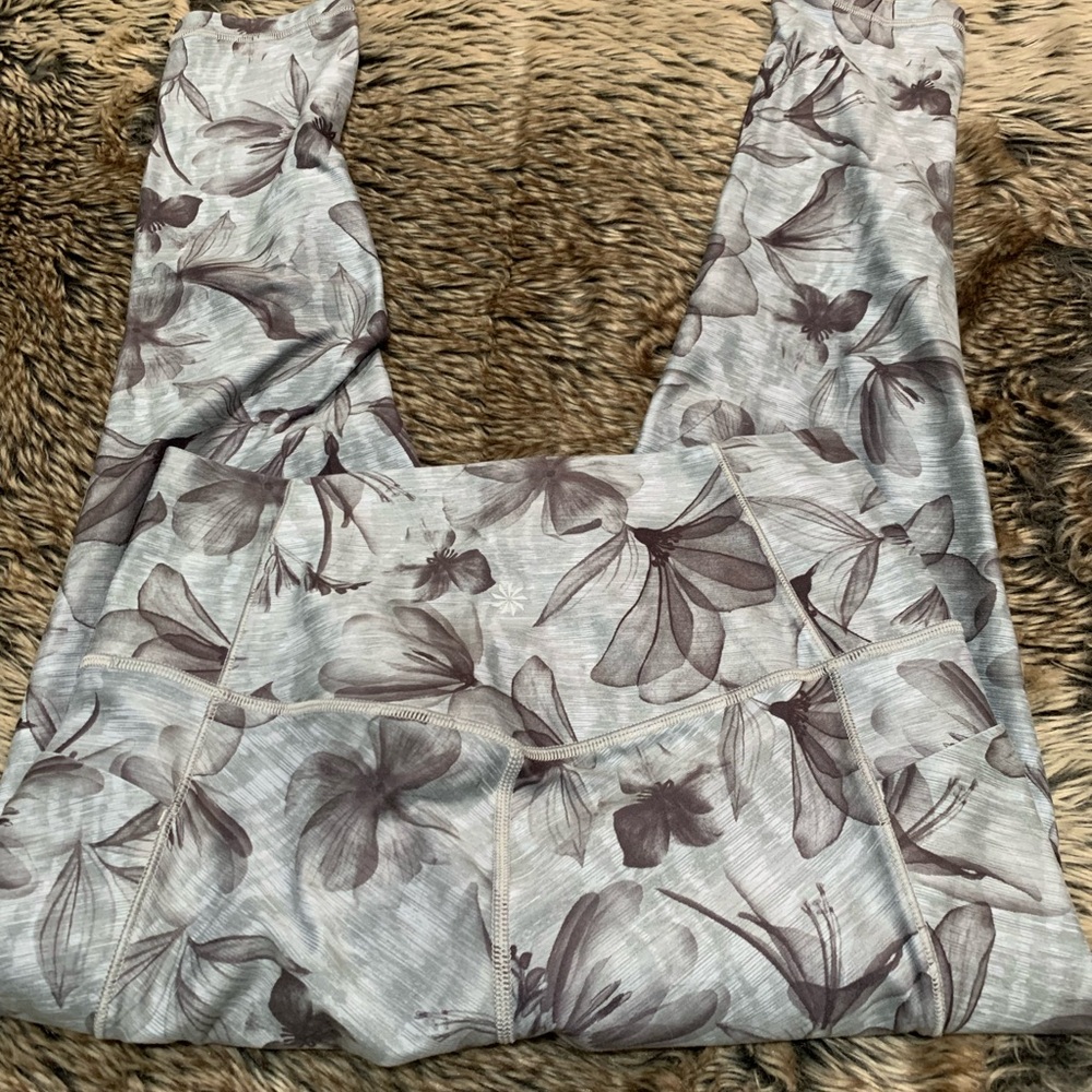 Athleta Salutation Stash Pocket II Printed 7/8 Tight Metropolis Grey Size M